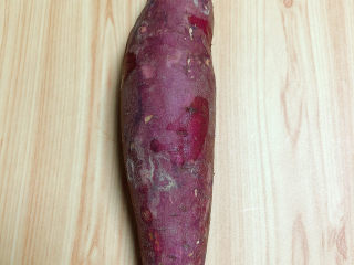 1、芝士奶油焗红薯,首先准备好一个红心红薯。