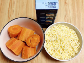 3、芝士奶油焗红薯,再准备芝士碎和淡奶油。