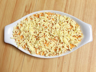 9、芝士奶油焗红薯,撒上一层芝士碎。提前预热烤箱，180度预热10分钟。