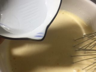 4、海绵蛋糕,打发至看到泡泡越来越细腻，转中速加入水怡。