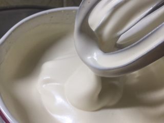 6、海绵蛋糕,继续打发，看到蛋糊开始变蓬松，细腻的时候转低速。打发好的蛋糊，捞起的时候垂落很慢，纹路不易消失。
