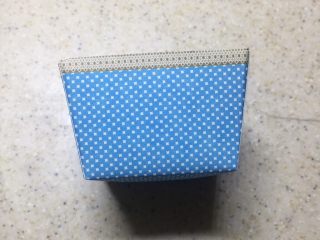 7、海绵蛋糕,取一个纸杯，称好100克的水，沿线剪去多余的部分。