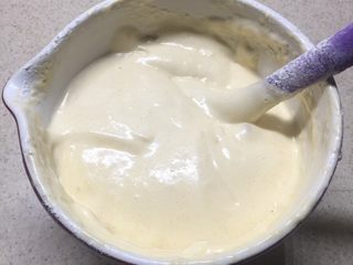 11、海绵蛋糕,翻拌面糊幅度可以大，但是力道要轻。