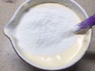 10、海绵蛋糕,分三次筛入低筋粉。