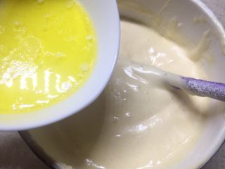 13、海绵蛋糕,剩下的一边加入一边翻拌均匀，大概翻拌90-110下。