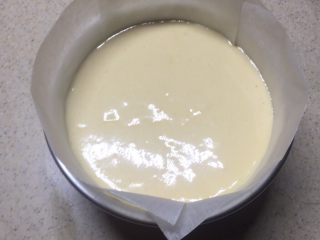 15、海绵蛋糕,倒入模具，震几下。