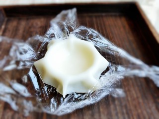 10、火龙果雪媚娘,放模具记得用保鲜膜隔离防粘。