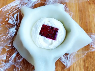 12、火龙果雪媚娘,挤入淡奶油，再加一块火龙果。