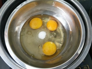 1、奶油杯子蛋糕,鸡蛋磕入盆中，加入几滴柠檬汁，一次性加入白糖，备上一盆40度的温水。