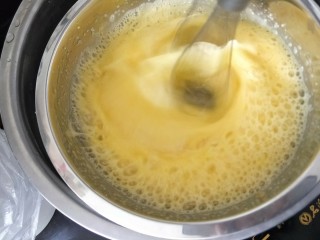 2、奶油杯子蛋糕,用打蛋器开始打发。