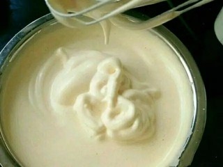 3、奶油杯子蛋糕,一直打到有纹路，提起打蛋器划八字不会马上消失，蛋抽有小弯勾即可。