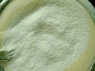 4、奶油杯子蛋糕,然后分3次筛入低筋面粉，每次都翻拌到无颗粒才能加入第二次。（切记不要画圈圈，以免消泡）