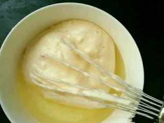 5、奶油杯子蛋糕,取适量翻拌好的蛋糕糊，放到牛奶和玉米油的混合物里，翻拌均匀。