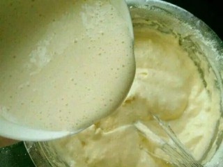 6、奶油杯子蛋糕,然后再倒回蛋糕糊里，继续翻拌至顺滑，把蛋糕糊装到保鲜袋或是裱花袋里，绑紧袋口。（同时烤箱170度预热）