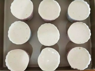 7、奶油杯子蛋糕,保鲜袋剪个角，把蛋糕糊挤到纸杯，八分满。震动几下，送入预热好的烤箱，上火160，下火140度。中上层烤16-20分钟，出炉晾凉。