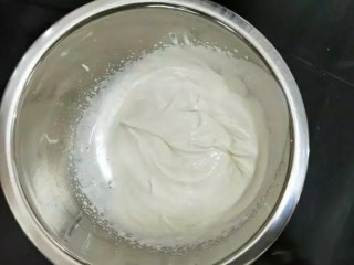 8、奶油杯子蛋糕,淡奶油加入糖粉，放到无水无油的干净盆中，隔冰水低速打发，打到八分或是九分发，有清晰纹路，蛋抽有直竖尖角。