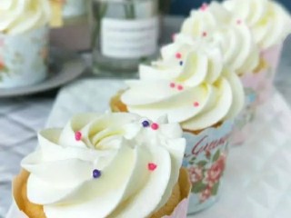 9、奶油杯子蛋糕,然后把奶油装入裱花袋，（我这个用的是大号的8齿裱花嘴，）再挤入杯子蛋糕中，最后用应季水果或彩色糖珠装饰一下就可以了。