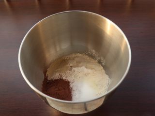 2、网红脏脏包,混合除黄油外所有材料，启动揉面，面团起筋膜时加入黄油继续揉