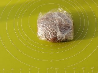 5、网红脏脏包,稍稍按扁，用保鲜膜包起来，冷藏半小时