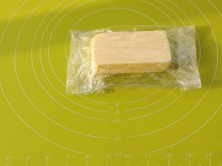 6、网红脏脏包,裹入黄油用保鲜膜包起来