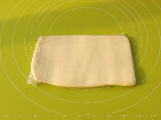 7、网红脏脏包,擀成片，放入冰箱冷藏半小时