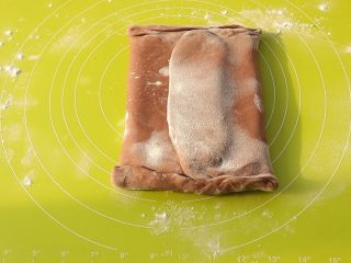 10、网红脏脏包,左右各向中间折叠，两边也捏紧