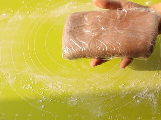 15、网红脏脏包,用保鲜膜包起来冷藏15分钟（注意：我只冷藏了15分钟，因为我家那天温度低，如果你家温度高，而且你操作慢，那应该适当延长冷藏时间，否则擀的时候，黄油可能会漏出来）冷藏好后再重复折叠两次，继续冷藏