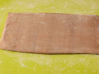 16、网红脏脏包,取出冷藏好的面，擀成长方形，用锋利小刀，修掉两条宽边和一条长边，使其规整