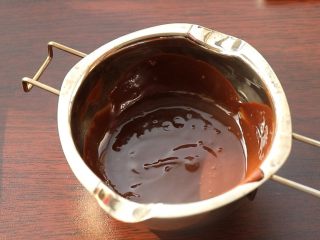 23、网红脏脏包,制作巧克力甘纳许，淡奶油和巧克力放入小锅中，小火加热，直至巧克力融化