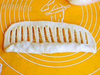 9、早餐+毛毛虫蜜豆面包,从蜜豆一侧开始往上卷