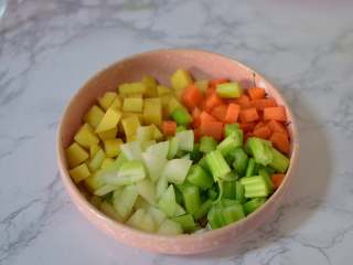 2、罗宋汤,蔬菜切小块