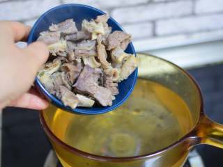 6、罗宋汤,再重新加清水，把焯过的牛肉加进去