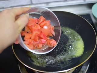 8、罗宋汤,锅中加黄油，融化后加番茄块