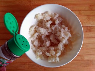 2、耀眼黄金香肠棒（烤箱版）,加适量黑胡椒粉