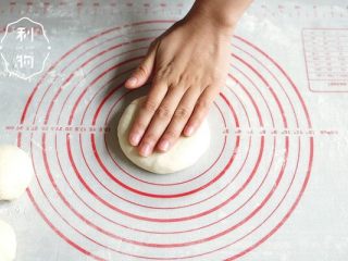 8、红豆面包超人,拍打发好的面团排出气体,平均分割成6份,揉成团备用