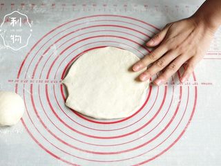 9、红豆面包超人,将面团擀成圆形,中间厚边缘薄