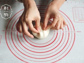 12、红豆面包超人,团成球,轻轻按压