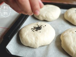13、红豆面包超人,表面喷点水,中心撒黑芝麻,轻轻按入面团