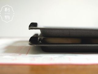 15、红豆面包超人,拿另一个烤盘压在面团上,放入预热的烤箱中上层,180度烤25-30分钟