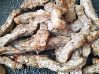 7、薄脆辣牛披萨,放炒锅中炒熟
