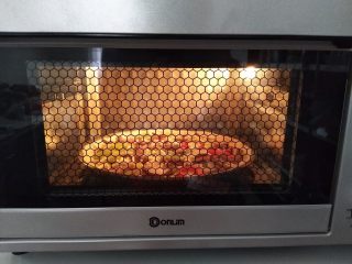 13、薄脆辣牛披萨,烤箱预热220度,披萨放入烤箱220度,15分钟