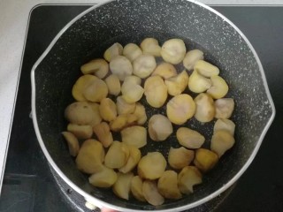 1、焦糖栗子馅铜锣烧,先做栗子馅：新鲜栗子去壳去皮，放入小锅中煮熟，然后放入料理机中加适量清水打子栗子蓉；