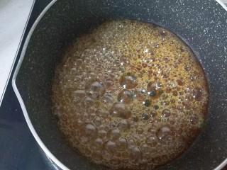 6、焦糖栗子馅铜锣烧,焦糖熬至起泡，颜色呈琥珀色时关火；