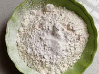 8、焦糖栗子馅铜锣烧,泡打粉加入面粉中拌均匀；