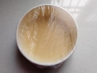 12、焦糖栗子馅铜锣烧,搅拌好的面糊盖保鲜膜静置30分钟；