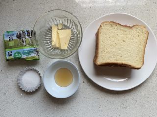 1、蜂蜜黄油吐司片,先把材料备好，烤箱预热190度