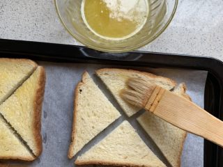 3、蜂蜜黄油吐司片,吐司对角切成4块，均匀的刷上液体