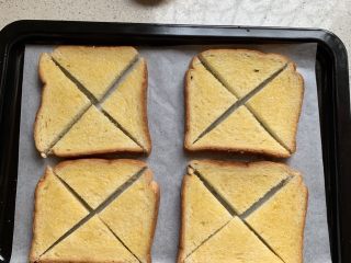 4、蜂蜜黄油吐司片,再撒少许砂糖