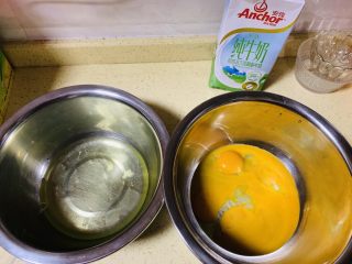 1、献礼祖国70周年华诞-祖国70周年生日蛋糕,蛋清蛋黄分离