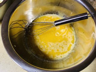 3、献礼祖国70周年华诞-祖国70周年生日蛋糕,加入玉米油，纯牛奶j搅拌均匀